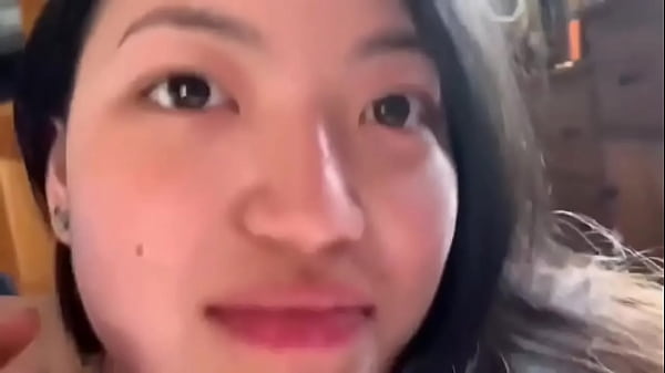 21岁嫩妹白虎学妹舔鸡巴是最厉害的，直接爽到喷射！